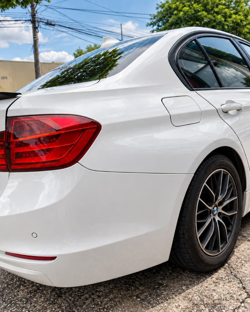 BMW 320i branca com lateral traseira perfeitamente alinhada, sem marcas e com brilho original de fábrica