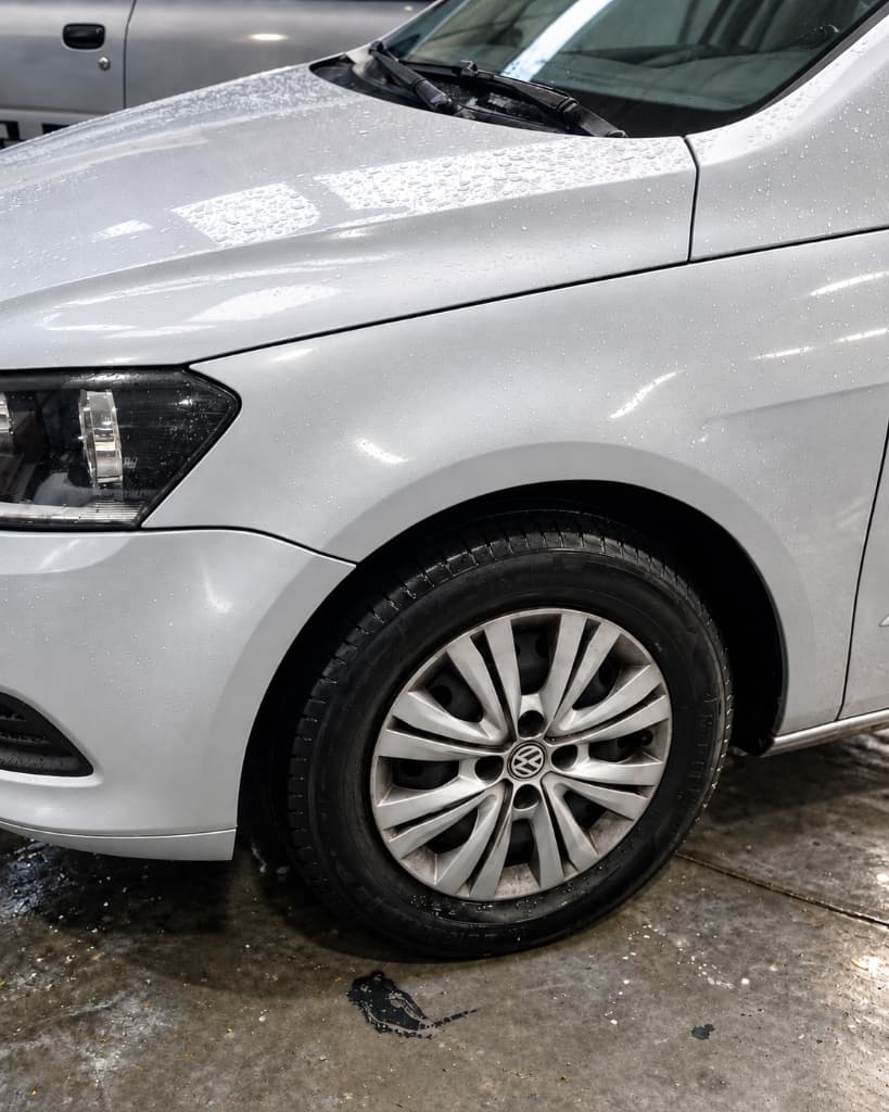 Volkswagen Gol prata restaurado, quina alinhada e acabamento uniforme de pintura