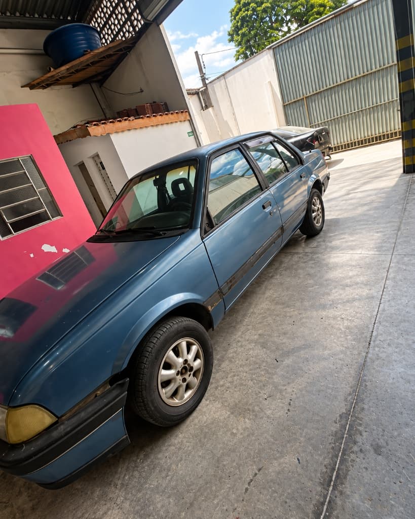 Chevrolet Monza azul com pintura queimada, detalhes na lataria e frisos desalinhados