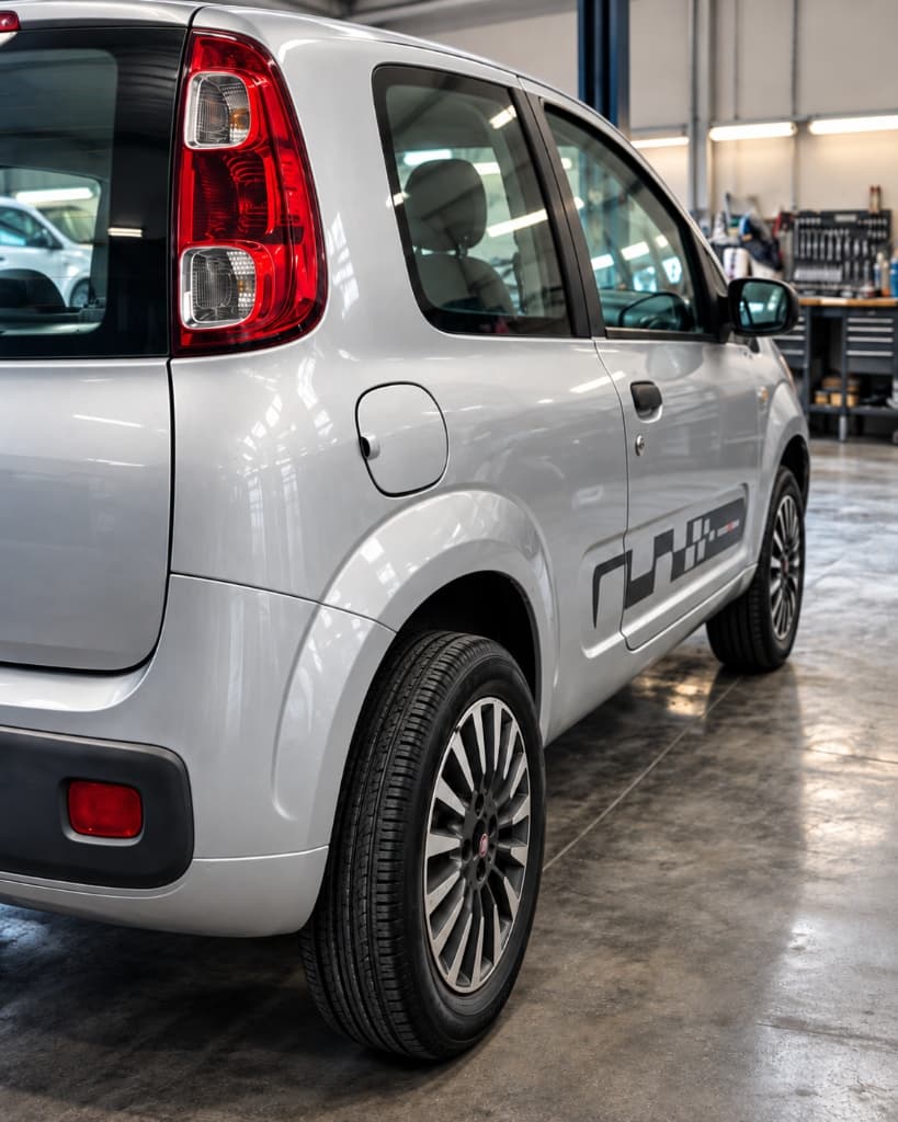 Fiat Uno prata com lateral perfeitamente desamassada, linha de fábrica restaurada e pintura brilhante